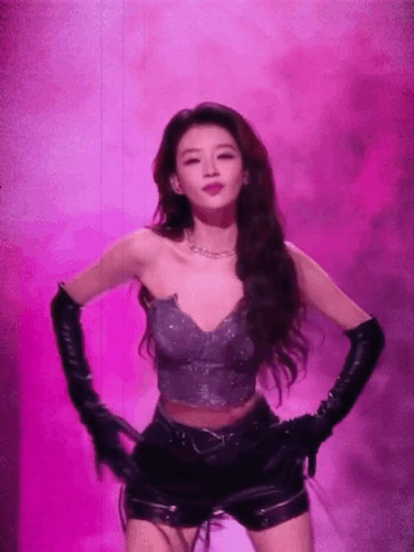 孙怡舞台造型太辣了！大长腿+小蛮腰，氛围感拉满！孙怡出场费孙怡