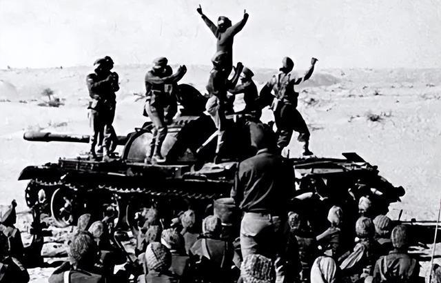 1971年，巴铁一艘潜艇偷偷潜入印度孟买湾，被发现后成功将前来拦截的印军护卫舰击