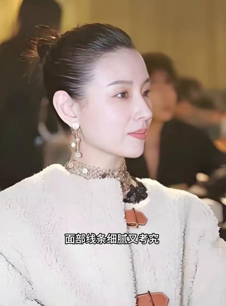 天生自带镜头感的侧脸极具魅力，鼻梁走势利落分明，面部线条细腻又考究。不少资深摄影