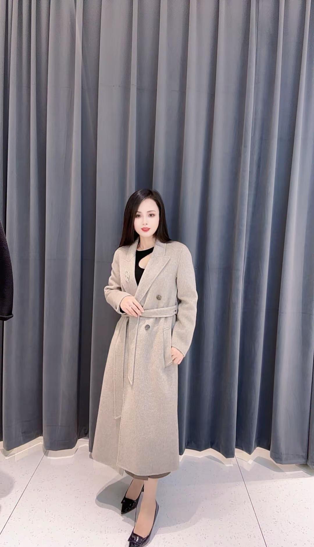 BISELENA不让你在工位和街角之间换衣服了。一件大衣，从会议室走到咖啡店，