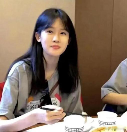陆毅的大女儿长得挺清纯的，⁠第一眼看过去，跟章﻿泽天﻿有1点像，﻿漂亮‎又迷人‎