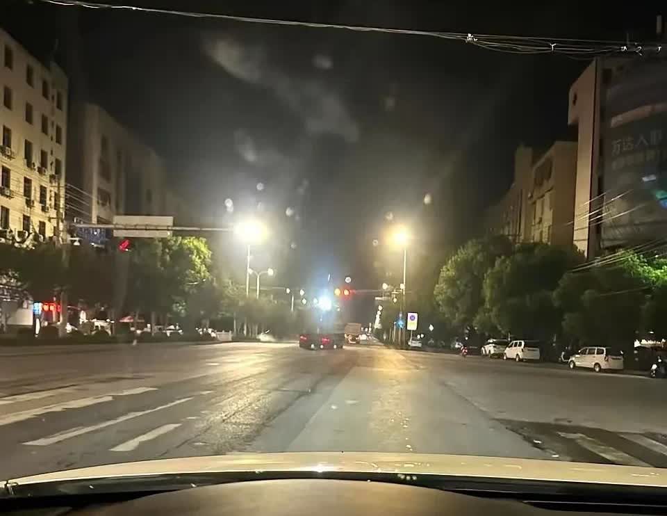 昨晚送朋友去机场，等红灯时挂了P档。副驾朋友急得直喊：“快换挡！被追尾变速箱得报