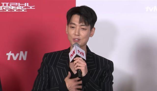 哎。都在催郑敬淏结婚呢。新剧发布会上，又被问到了。这位哥直接一句：“别乱说