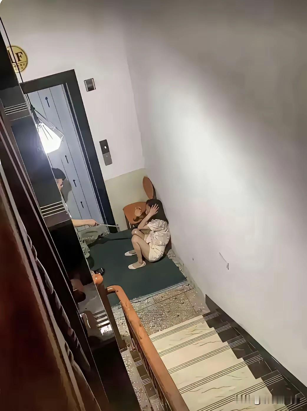 一女子在楼梯间被打