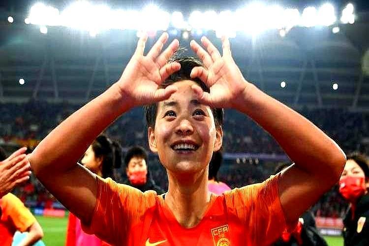 刚把球队带进英超，就被国家队一脚踢开。女足这份大名单，你看得懂吗？澳洲新帅