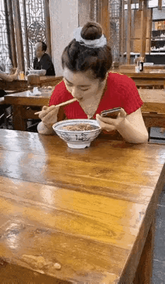 光顾玩手机，都吃到一个碗里去了