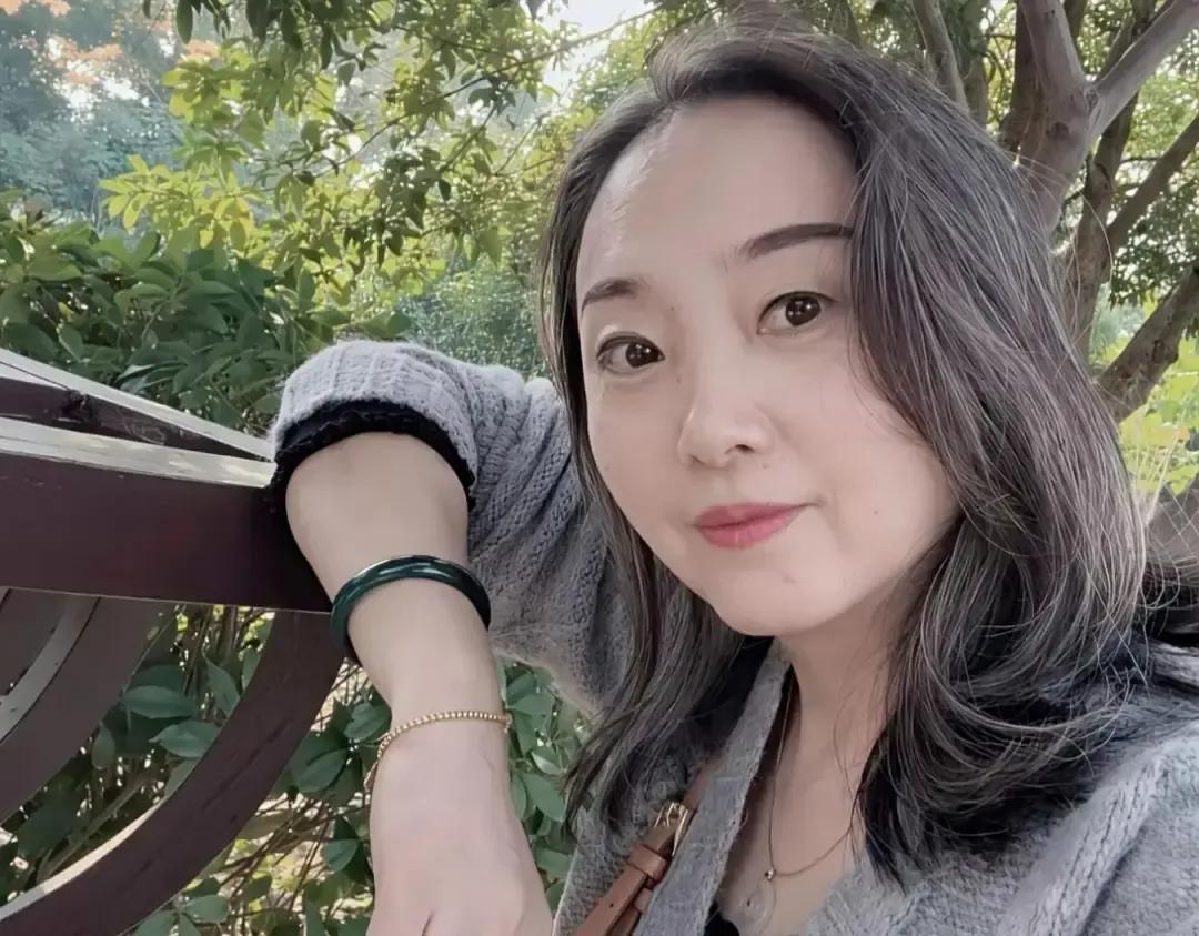 阿玲和阿静坐同一张桌，像隔了十年。阿玲退休两年，家居服宽出一圈，开口就是孙子几