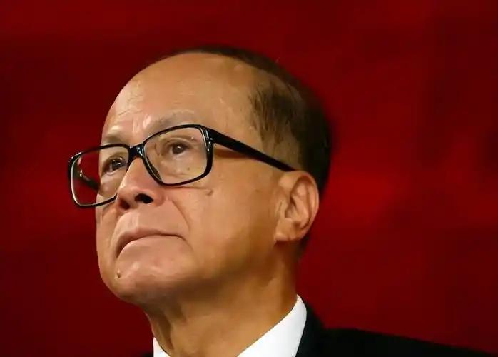 李嘉诚又赚麻了！卖掉英国电网，套现979亿，给全球资本上了一课 2026年2