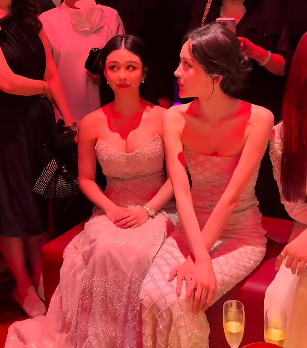邱淑贞24岁大女儿沈月参加时尚活动，长得不如妈妈漂亮，但身材实在太傲人了！她长得