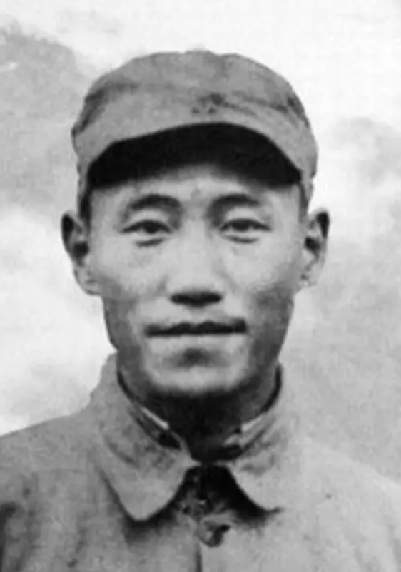1935年秋，红四方面军在四川天全陷入重围，弹尽粮绝，时任政治部宣传部长的刘瑞龙