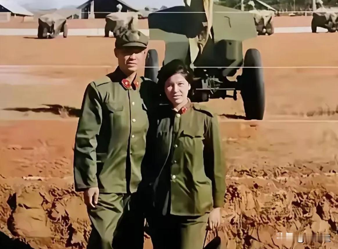 这是1987年两山战役前，王镇疆夫妇的合影照。看起来只是家人留念，时间往回推
