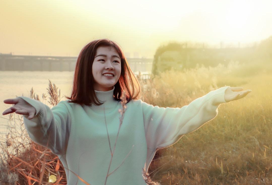 特别让人反思的一段话：“我这辈子，精挑细选买了很多丑衣服，抠抠搜搜的花了很