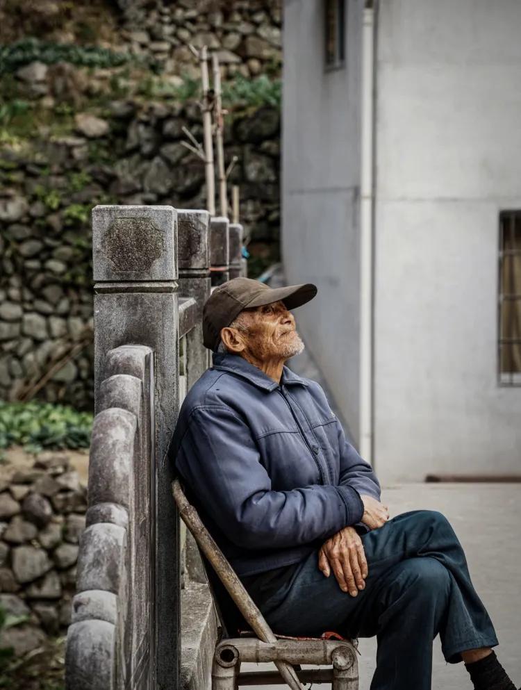 看到很扎心的这段话：“把一个屎尿屁都不能自理的老人，让你伺候俩月。不用多，就俩月