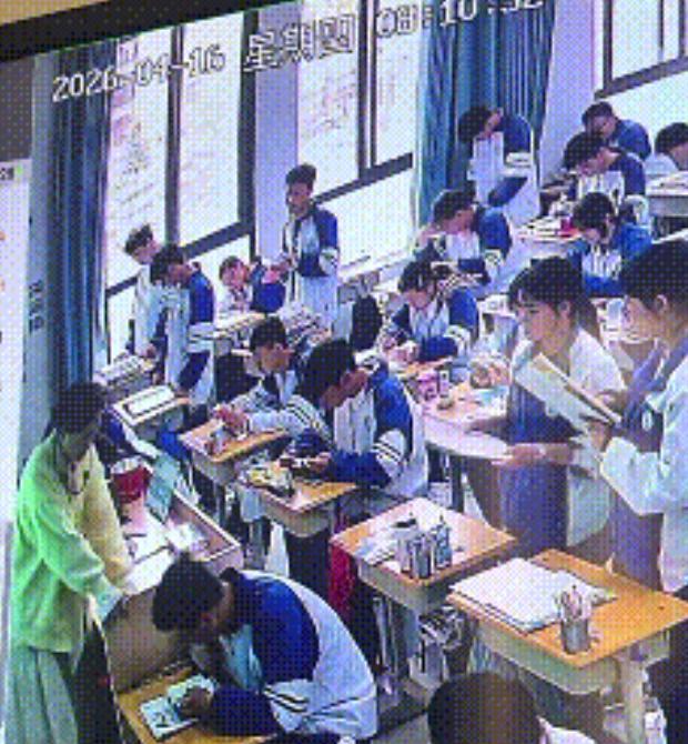 “泪目！”贵州六盘水一高中老师上课时，突感身体不适，她怕吓到学生强撑着往外走，谁