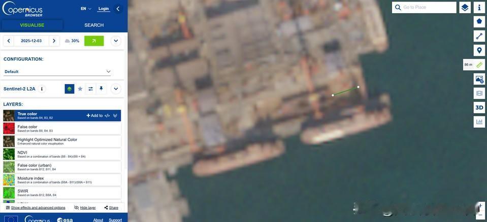 昨天舰艏分段已基本成型，宽的一头与舰舯动力舱段宽度匹配，而船坞总长365米，其舰