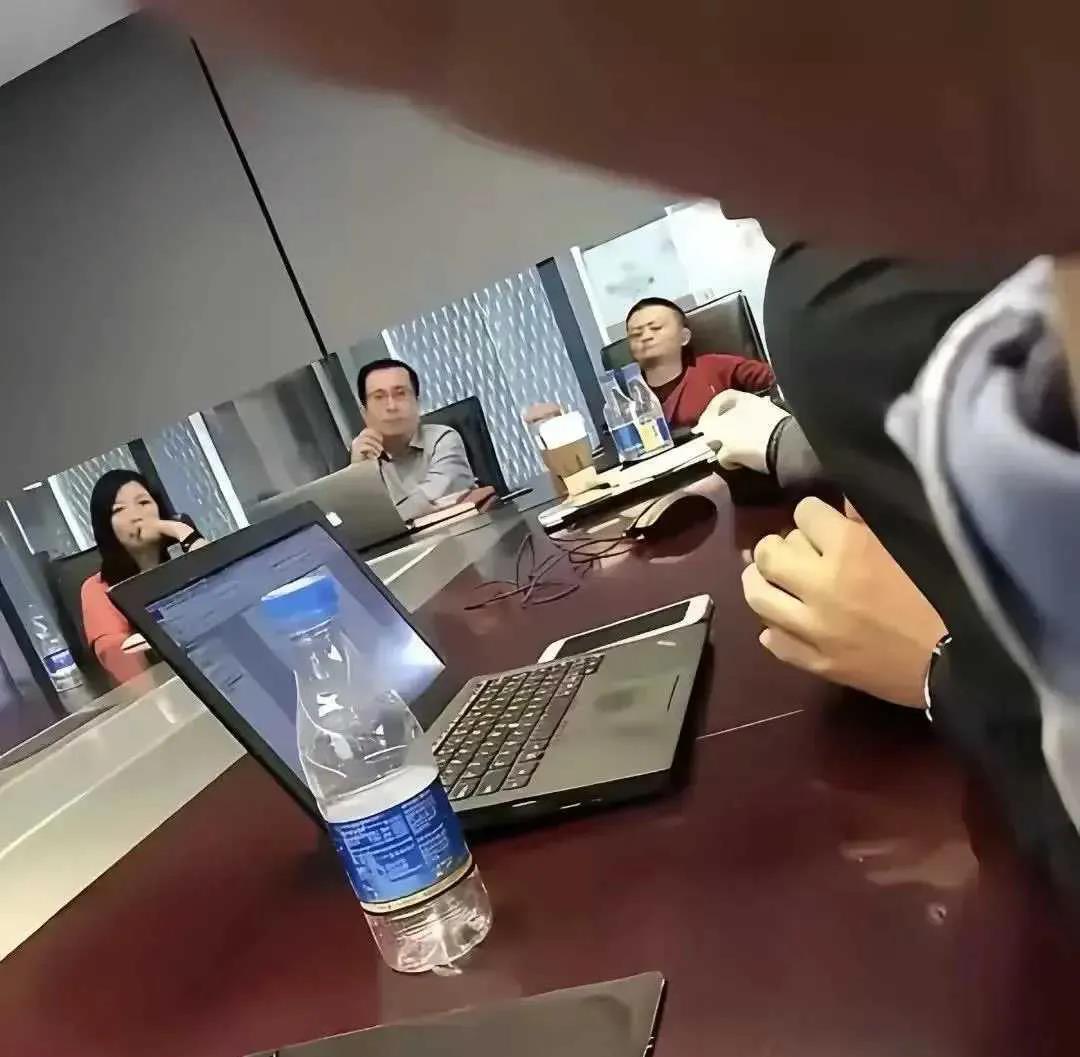 只有马总才配有这个姿势