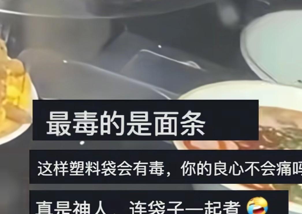 太可怕了，再也不敢去外面吃饭了！近日，广东一男子去外面吃饭时，目睹了厨师给顾客煮
