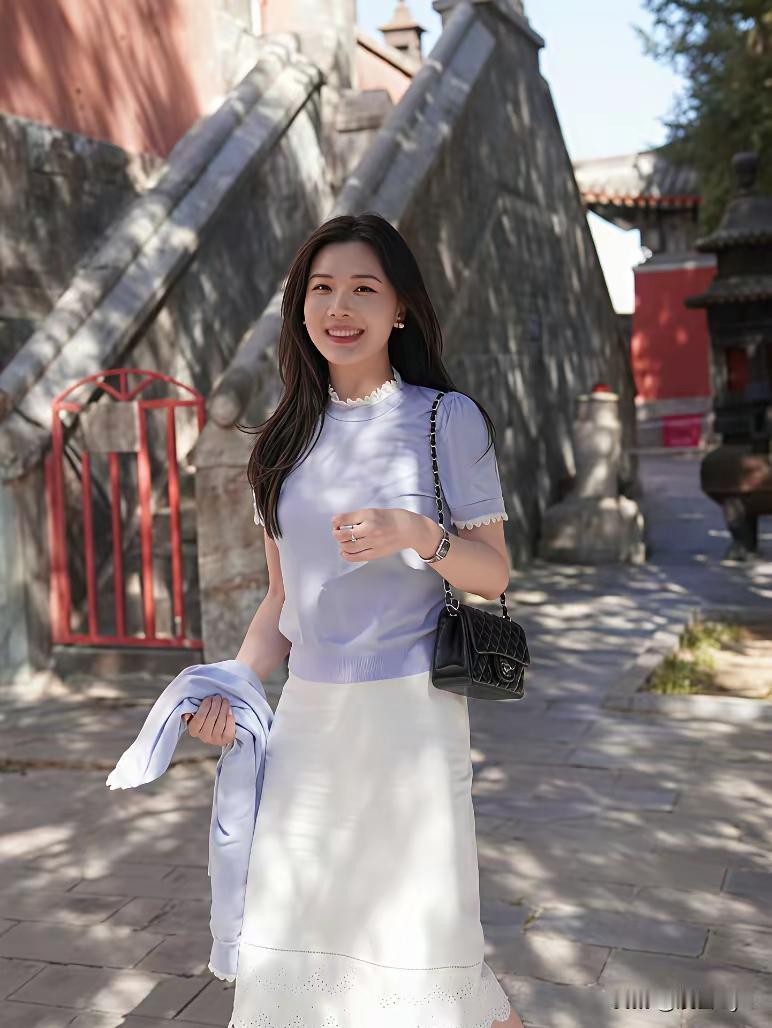 元气少女游古城，轻松穿搭显青春