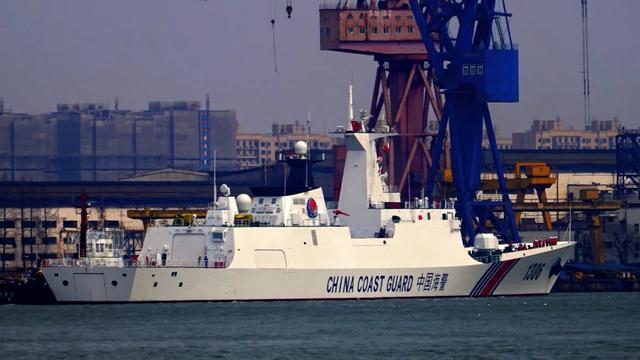 美军航母编队启用海警船，中国是否应效仿？