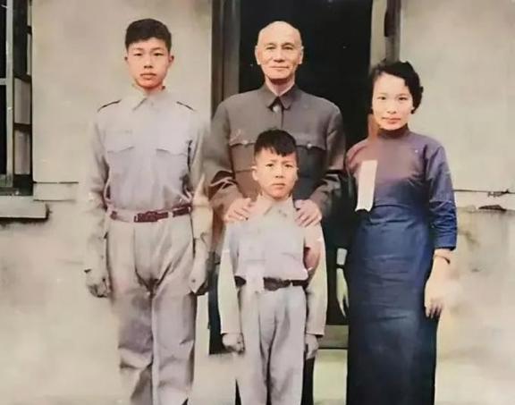 1953年，蒋介石得知戴笠之子遇难，下令将戴笠的家人接到台湾。消息传到台