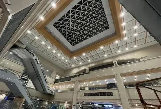 济南火车站北站房内部装修已经基本完成，看样子装修还不错，有点商场的味道。看