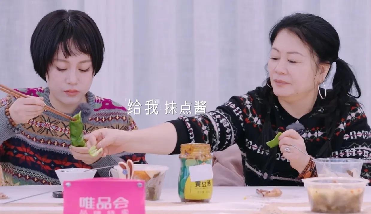 吃饭时，黄圣依看见李嘉格用生辣椒蘸酱吃的很开心，她感慨道：“这种蘸酱菜我吃一两顿