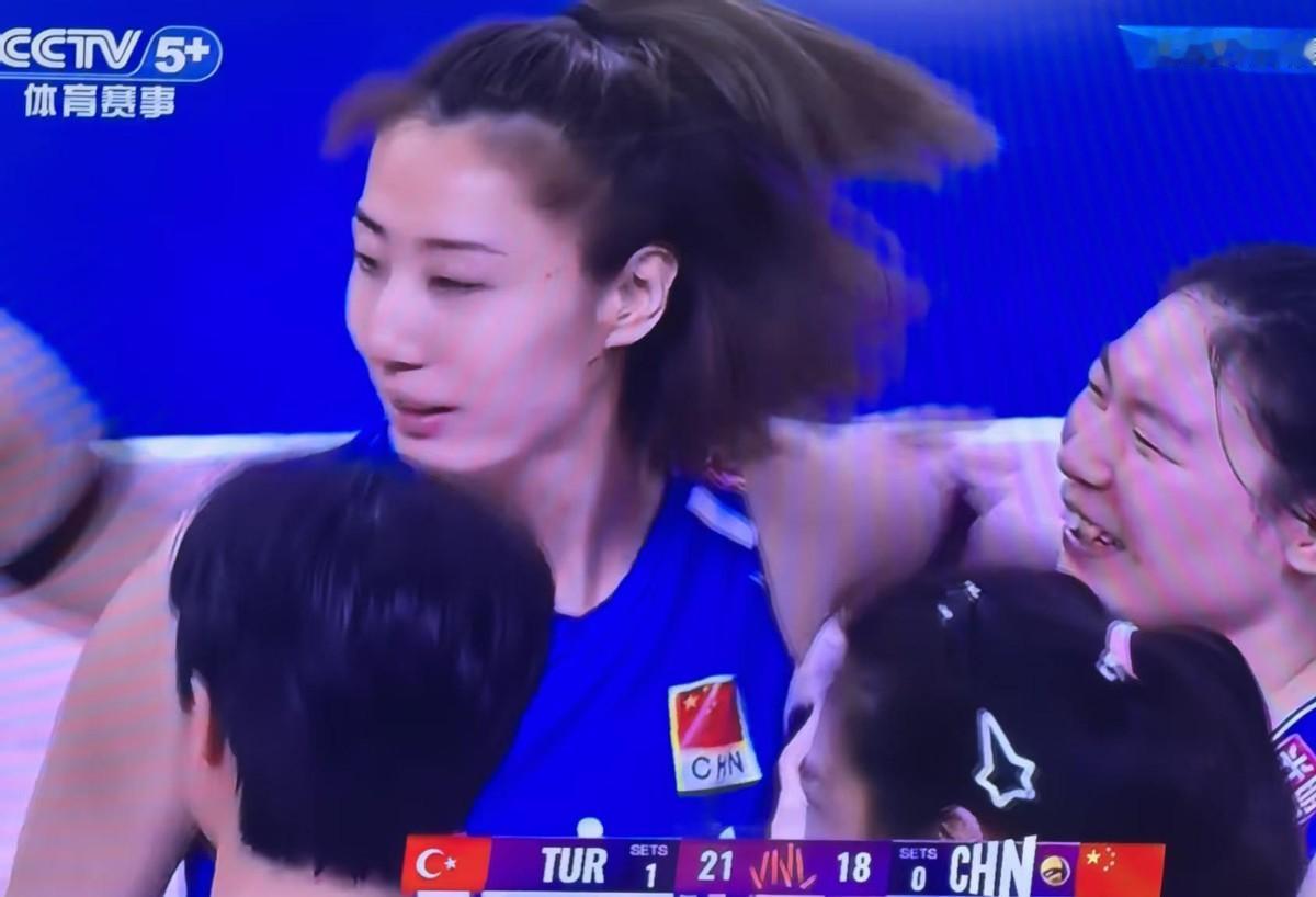 中国女排这一场在安卡拉收官战跟土耳其拼到第五局，12:15惜败，说白了就是输在了