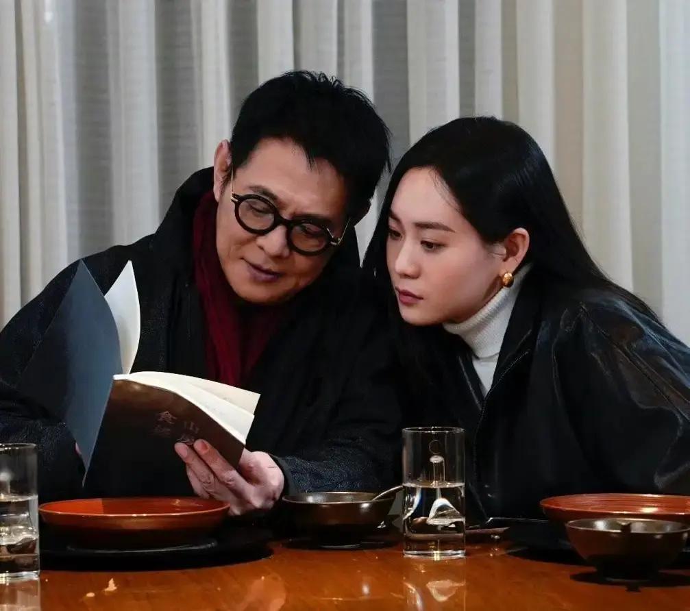 李连杰小女儿最近晒了毕业照。一看那照片，真像她爸。眼睛下巴，简直和李连杰一个模子