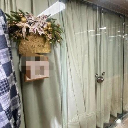 烈火中的永别！香港消防员未穿婚纱先送英雄，全城泪送何伟豪香港大埔宏福苑那场