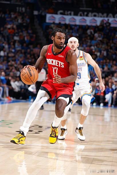 想想赛季初，因为伊森没和火箭完成提前续约，结果火箭球迷真是各种冷嘲热讽。到现在再