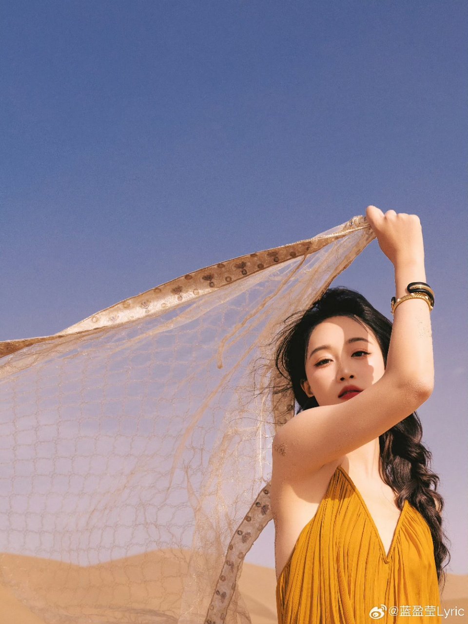 蓝盈盈西北限定大片蓝盈盈风沙版look好有女人味的蓝盈盈~美得好有质感