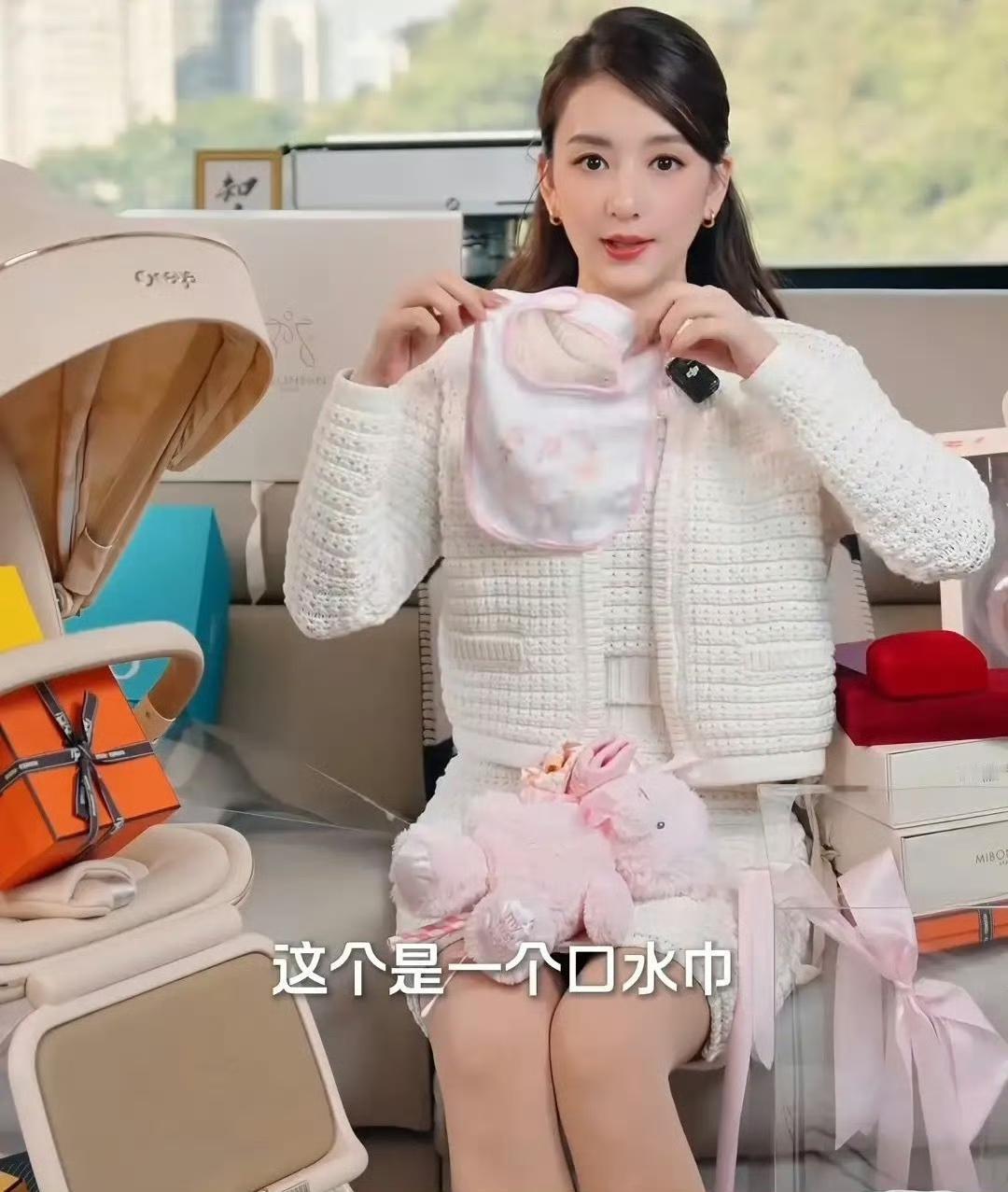 方媛分享了三胎女儿收到的满月贺礼，其中一枚金光闪闪的宝宝长命锁格外引人注目。锁身