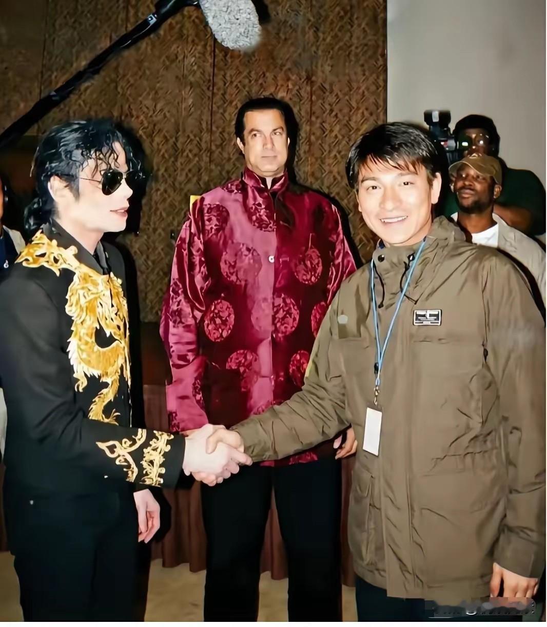 世界顶级巨星迈克尔.杰克逊，主动邀请华人明星参加活动的并不多，天王刘德华便是