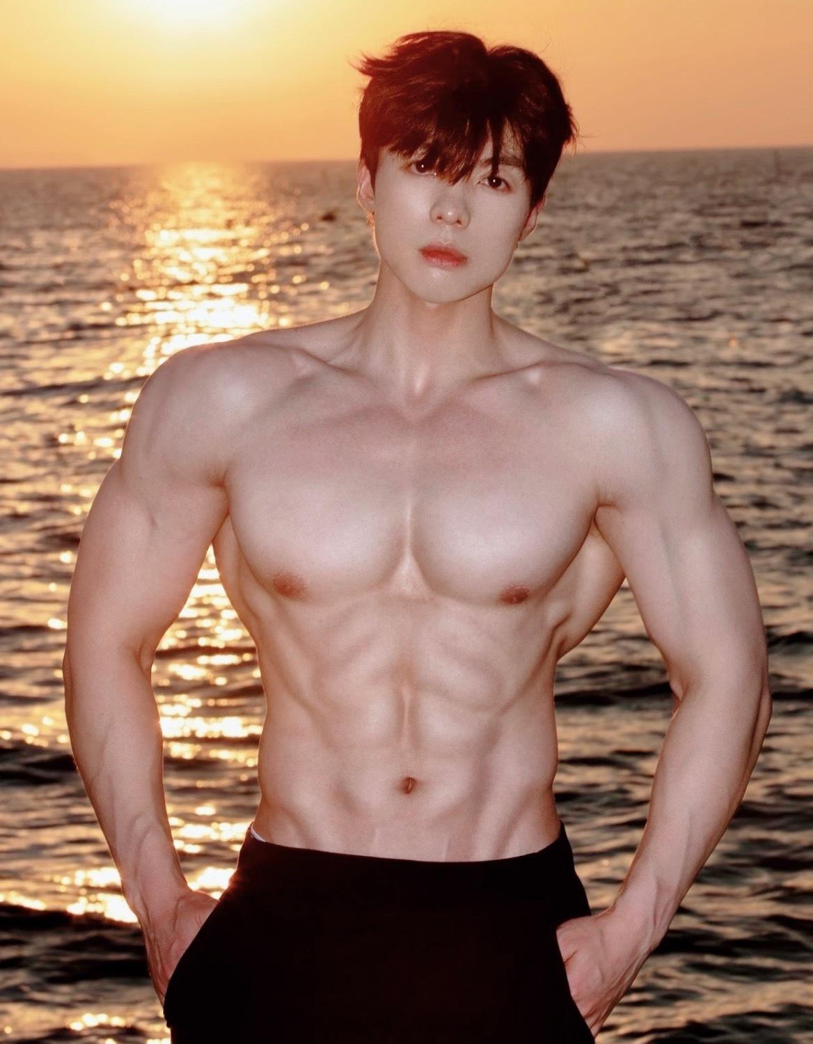 型男帅哥窝肌肉型男​​​