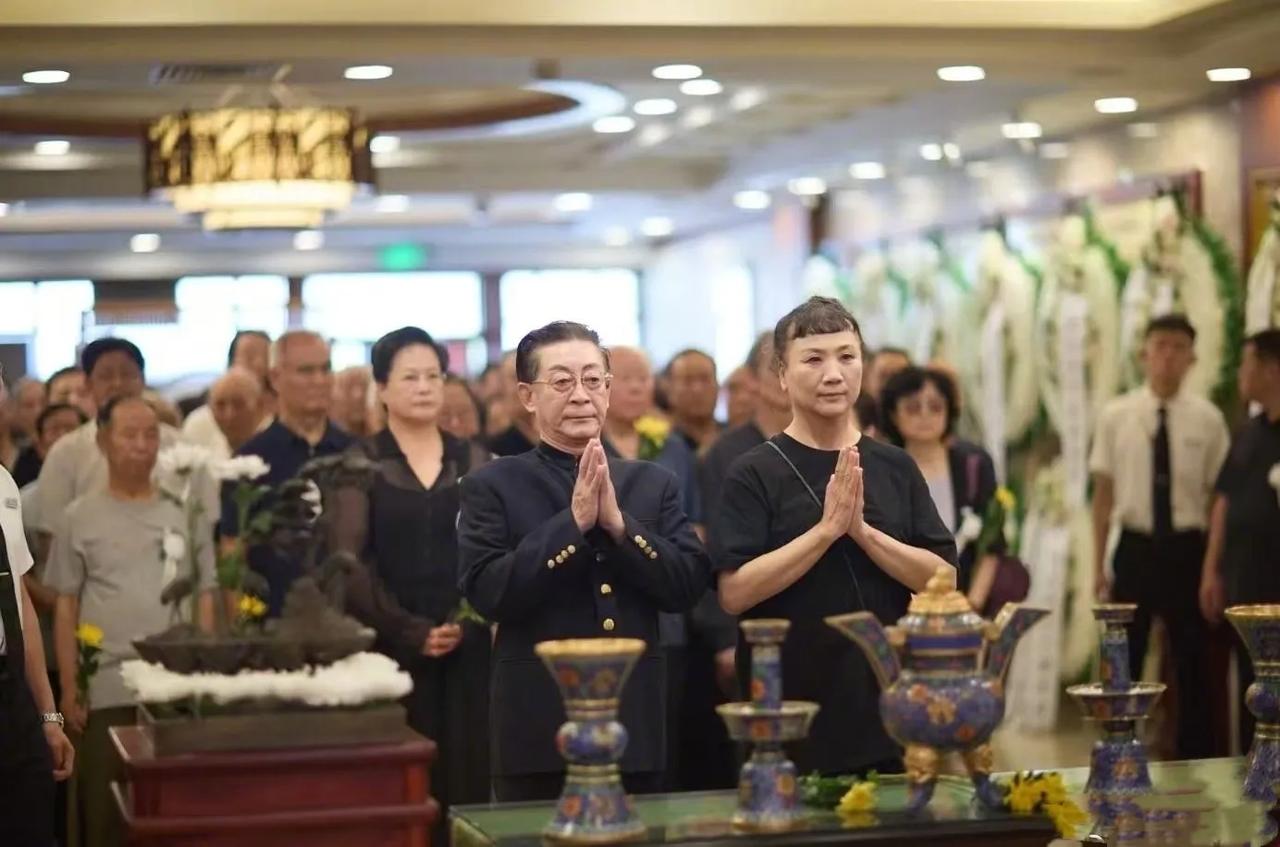 六小龄童现身朱龙广告别仪式，一句话让人破防！谁能想到，当年在《西游记》里被如来佛