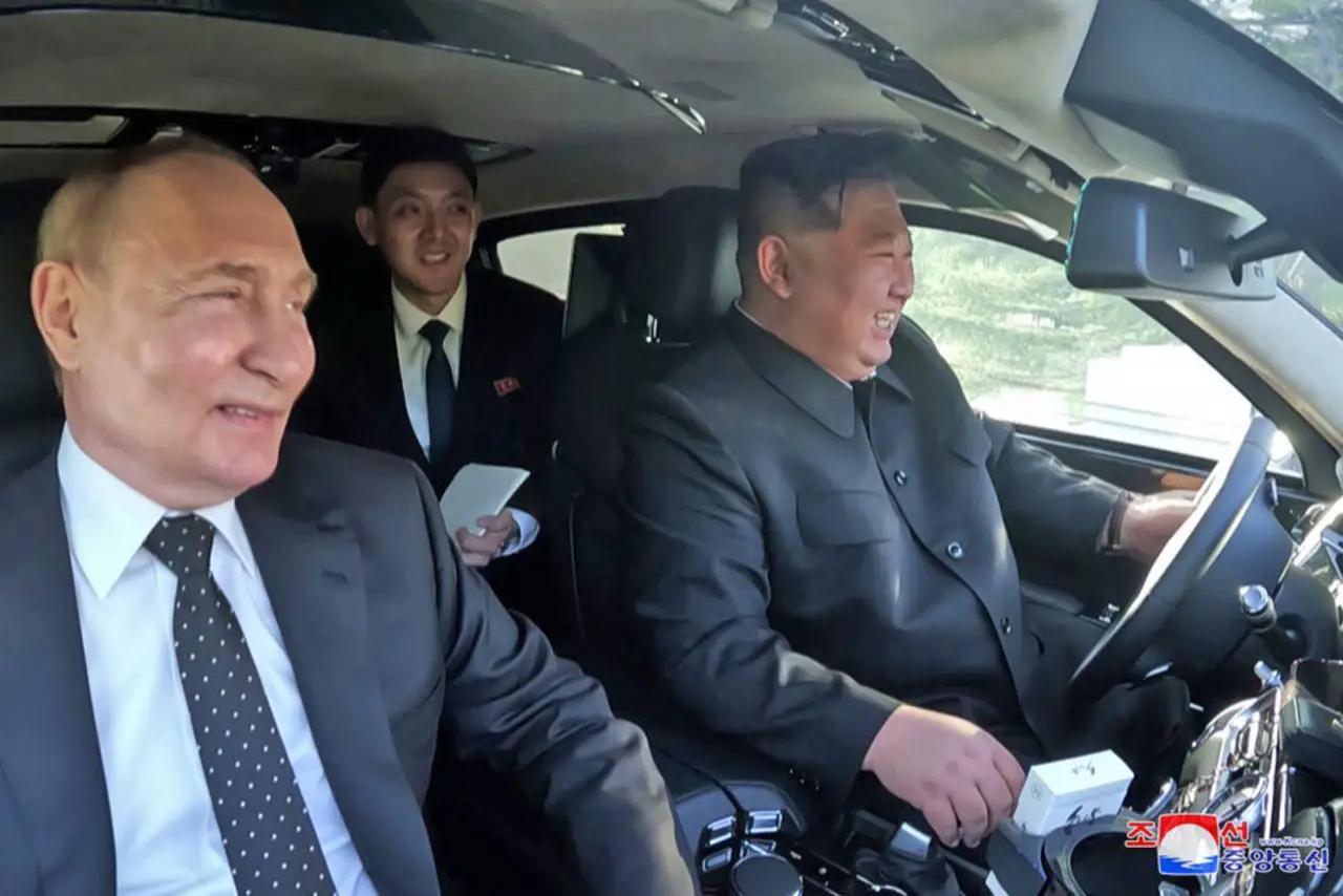 俄朝领导人同乘一辆车