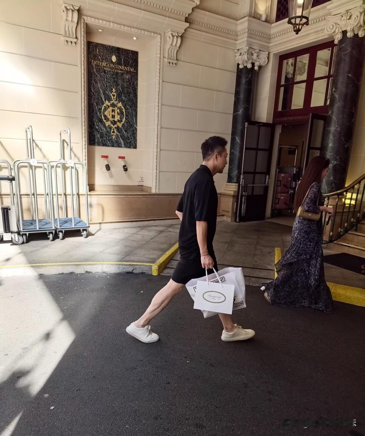“来看大S纪念长椅，结果偶遇汪小菲”！杜乐丽花园有一把大S的纪念长椅，就在