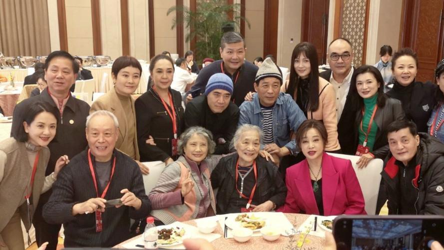 这张16人的大合照，我认出了前排霞姿月韵的陶慧敏与刘晓庆；后排认出了清雅端丽的林