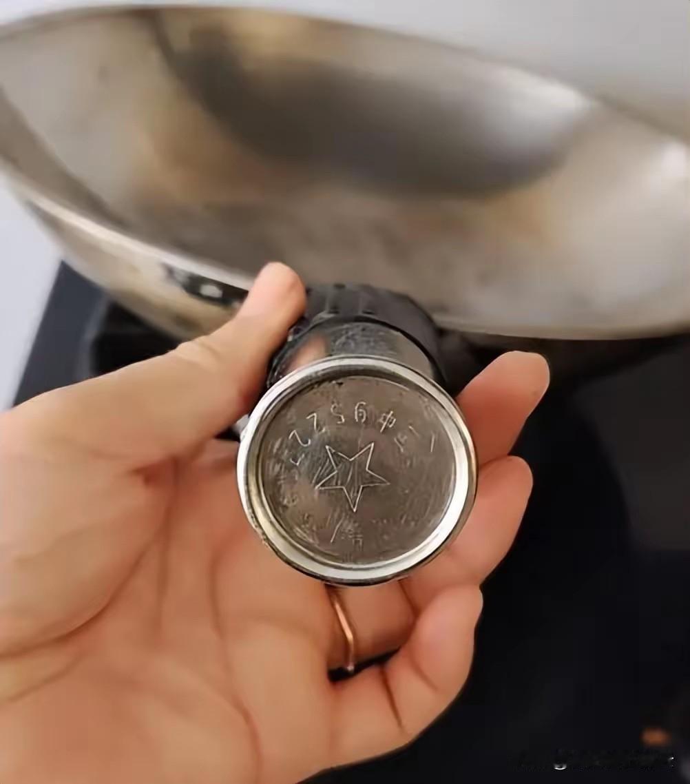 好消息，浙江瑞安铁锅厂准备复工了，大家有地方买锅了。铁锅厂的负责人说，其实他们厂