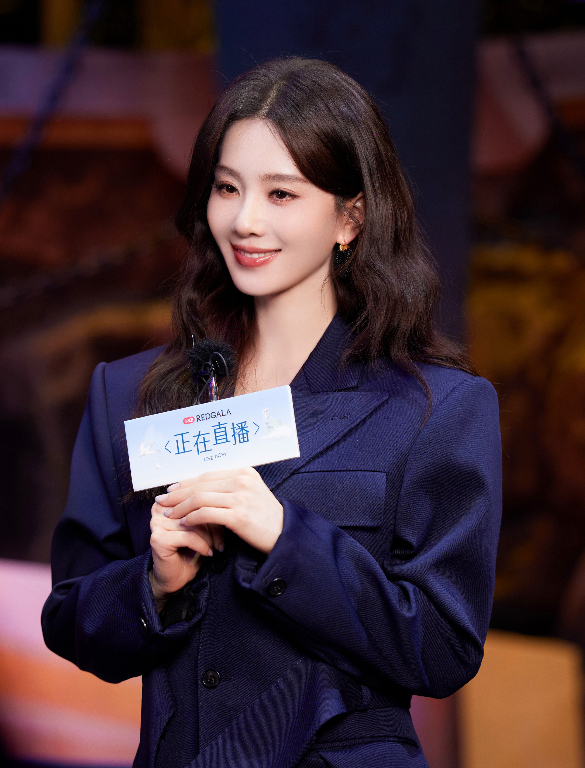 刘诗诗×REDGALA刘诗诗作为唯一春日大使出席REDGALA盛典，首套造型