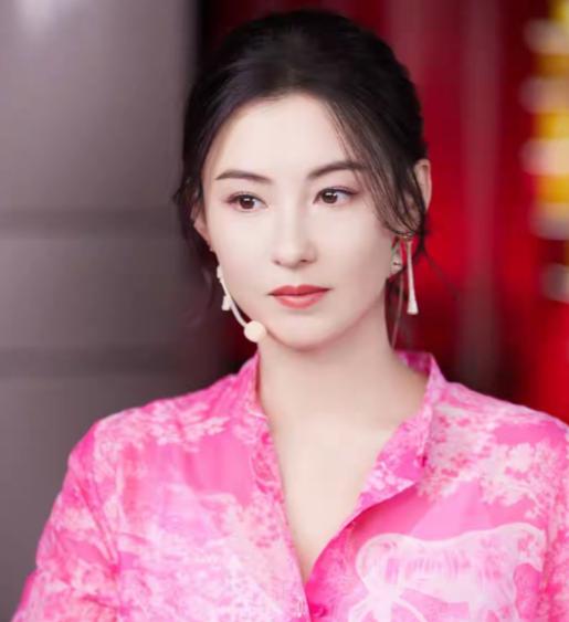 主持人问谢婷婷:“在你眼里，张柏芝是一个怎么样的人？”谢婷婷说:“张柏芝是个好老