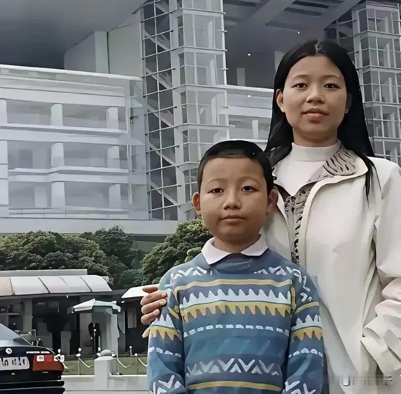 许敏和姚策不像是亲母子？这旧照片太甜了！年幼的姚策，拥有一张圆嘟嘟的脸，