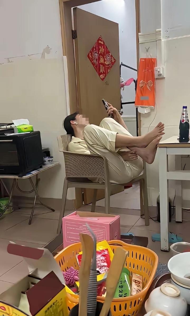 小姨子这几天失恋了，就过来我们家住几天！没想到这一住就不走了！每天翘着二郎腿刷手