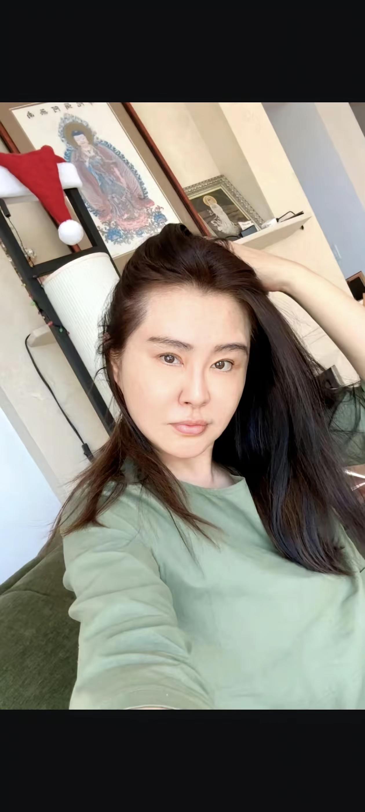 一代女神王祖贤现状不医美自然老去主要这个发量太羡慕了59岁了还有这个发量