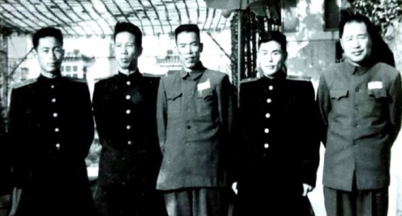 1950年冬，挨了批评的志愿军第38军军长梁兴初准备返回前线，偶遇了1位志司秘书