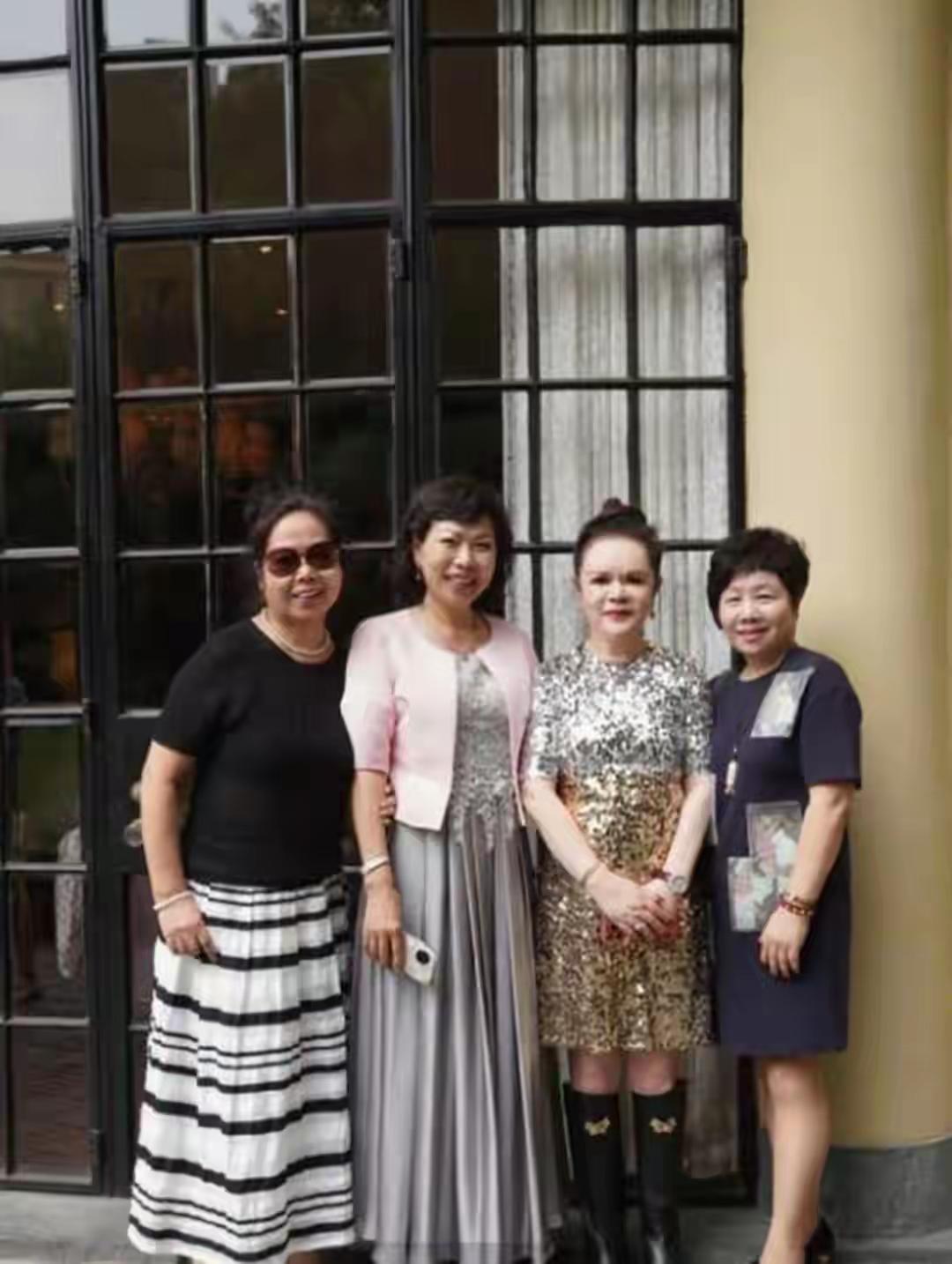 孙俪给妈妈过生日这事儿你们看了没？孙俪平时特别低调，44岁生日就在家穿家居服冲咖