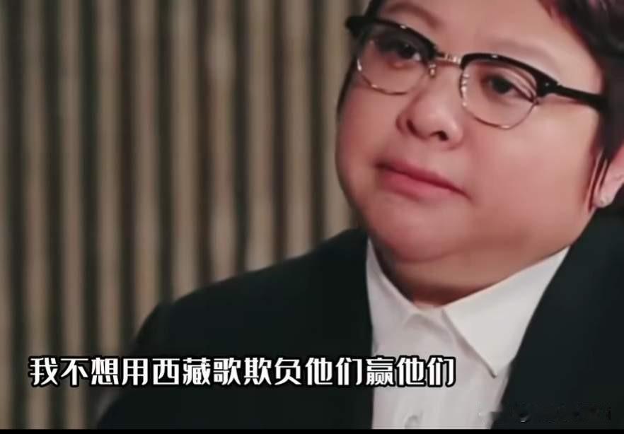 主持人对韩红说，我看到外面下着雨，你连伞都不拿，雨衣也不穿，她说，我没有时间拿伞