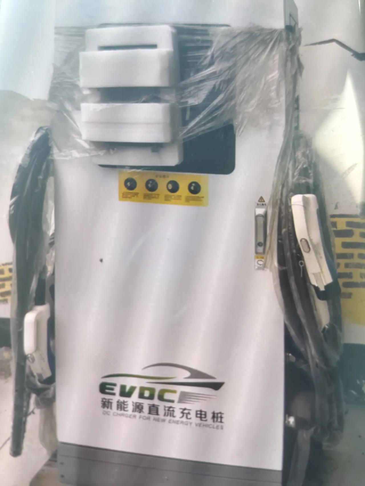 我老家的村子里装了4个充电桩，一个桩将近3万块钱。听老家的发小说，这4个充电桩