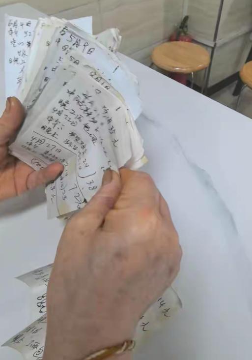 四川达州，男子在小饭馆吃饭，赊了5个月账，共7000元，不仅不给钱，还拉黑老板娘