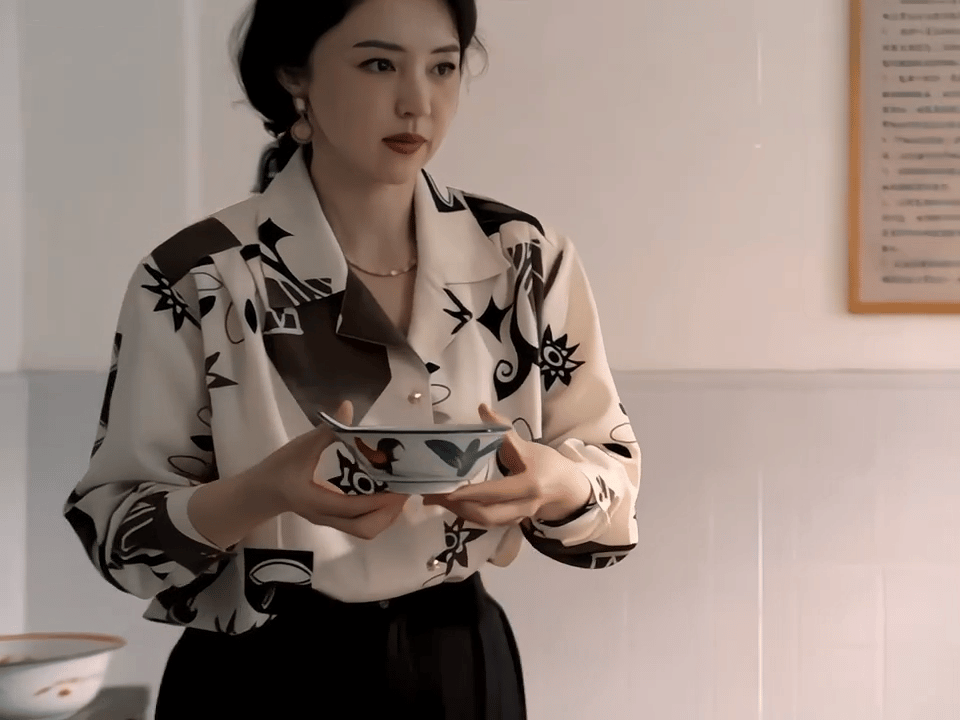 董璇爸爸为了看你好1983换新电视董璇演刘芬演得让人心疼，董爸爸追剧追得让人羡